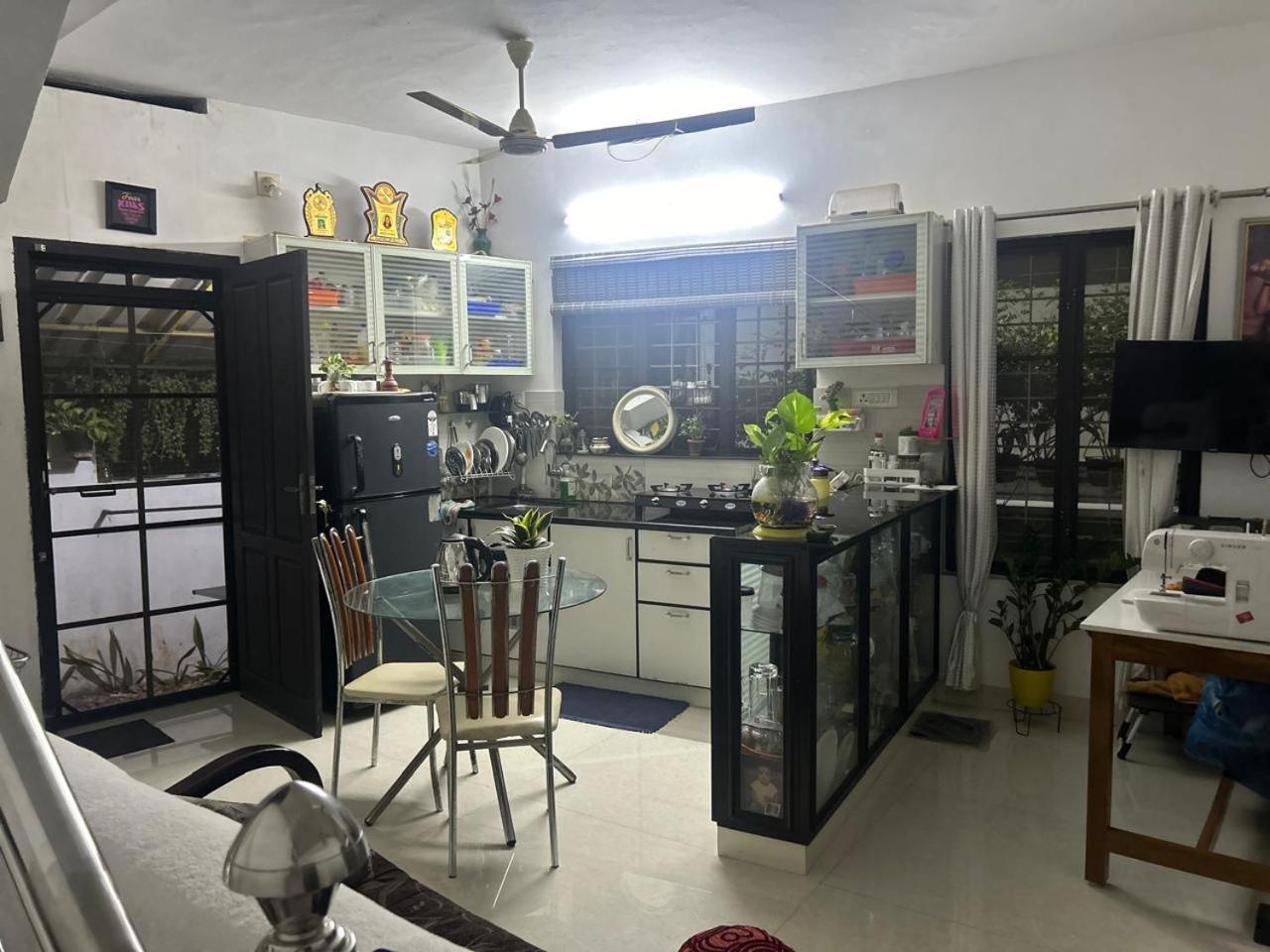 Chaithritha Ladies Homestay Thiruvananthapuram Exterior foto