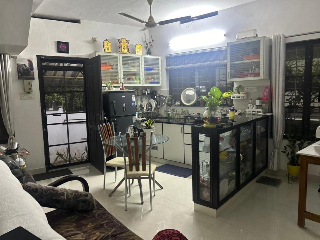 Chaithritha Ladies Homestay Thiruvananthapuram Exterior foto