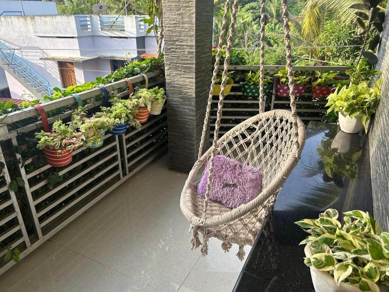 Chaithritha Ladies Homestay Thiruvananthapuram Exterior foto