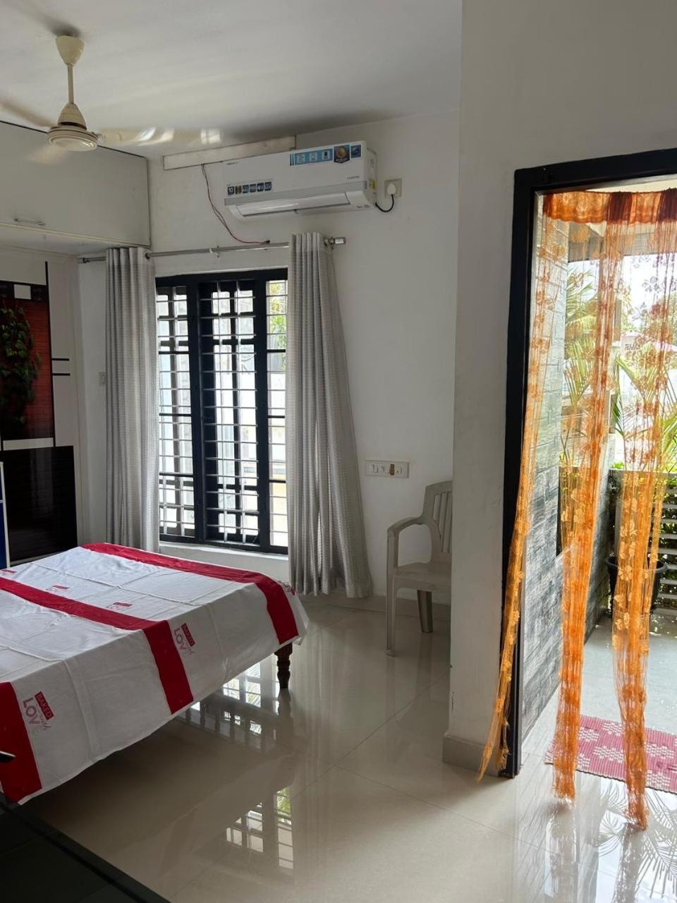 Chaithritha Ladies Homestay Thiruvananthapuram Exterior foto